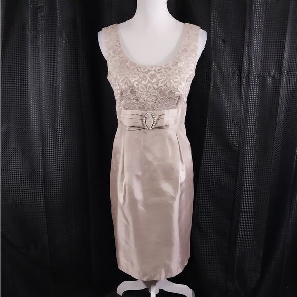 R & M RICHARDS PETITES! CHAMPAGNE BEIGE SATIN, LACE & RHINESTONE DRESS! SZ 10P - Picture 2 of 9